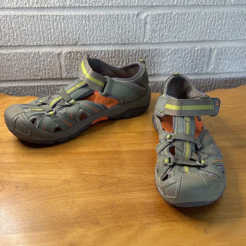 MERRELL HYDRO Sandals Youth Size 6 Waterproof Hiking Outdoor Shoe Closed Sandal